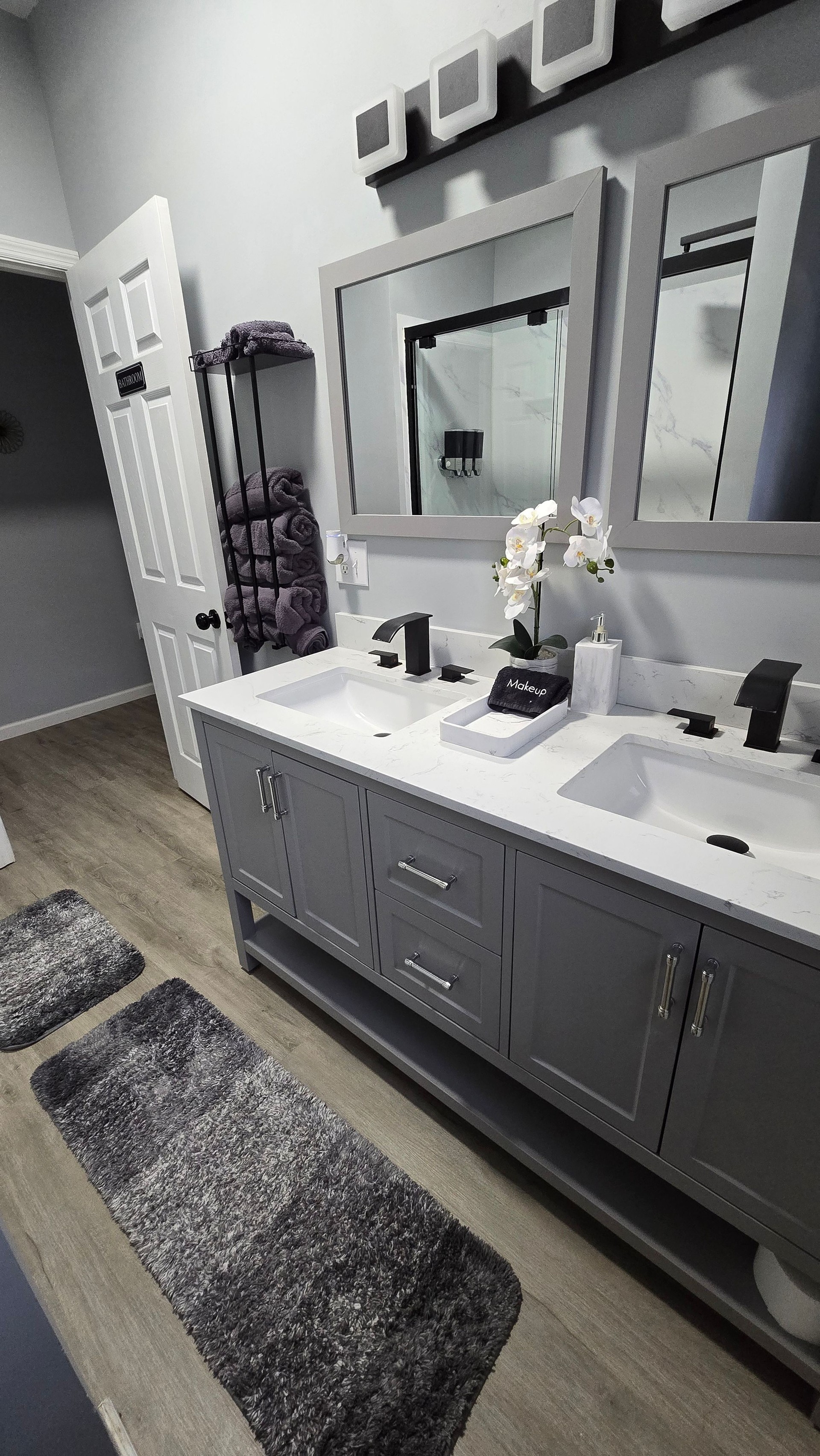Modern Bathroom Interior Design, Clean and simple bathroom interior showcasing a functional bathtub, modern sink, and neatly arranged amenities for a refreshing and inviting atmosphere